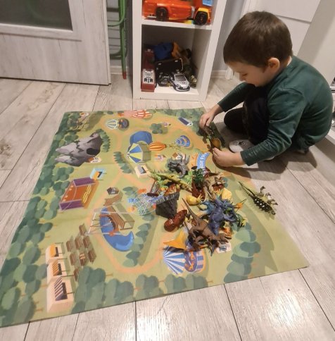 Velká dinosauří sada s podložkou, figurkami a kufříkem